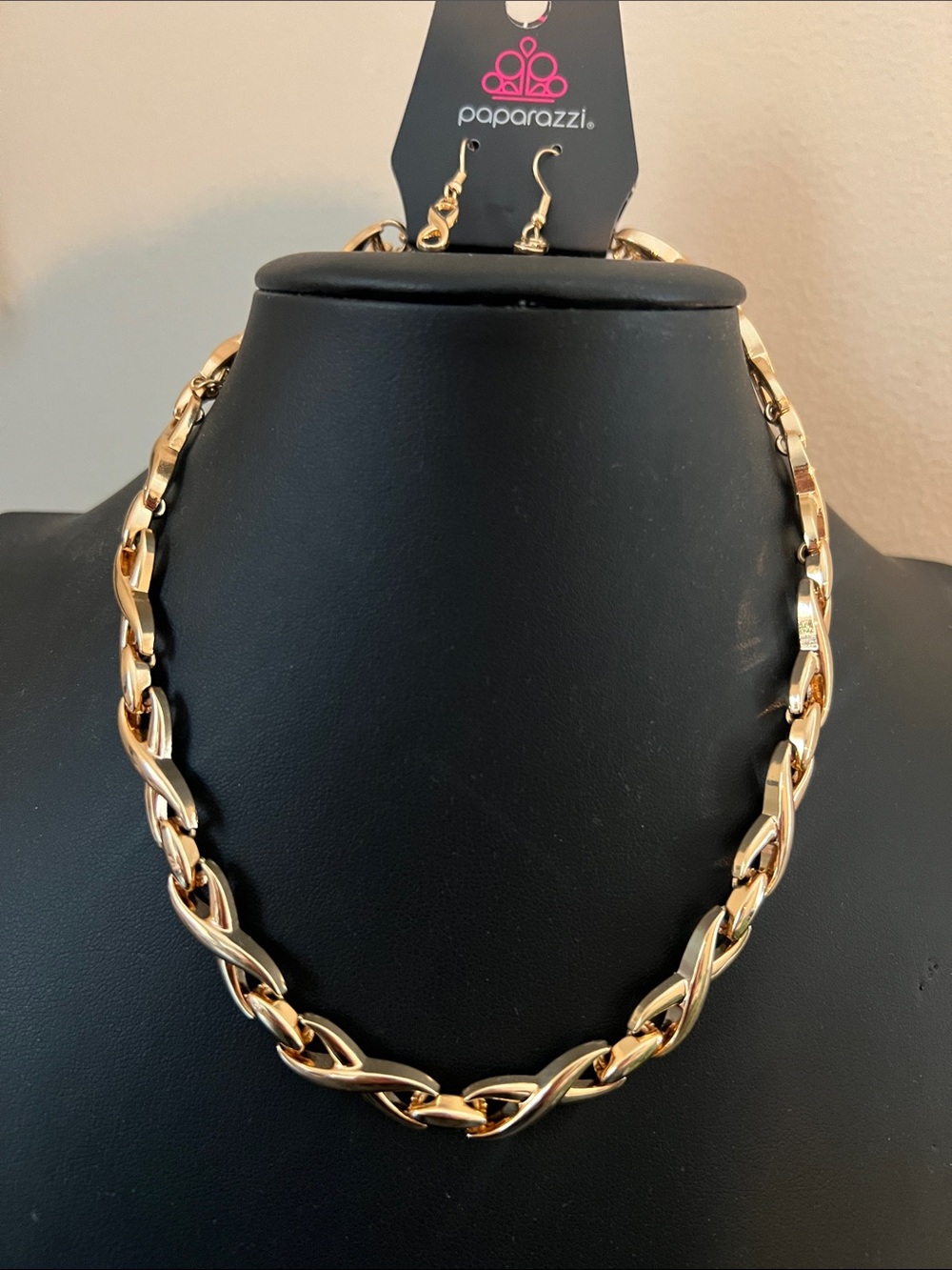 Paparazzi Shiny Gold Twisted Link Collar Necklace